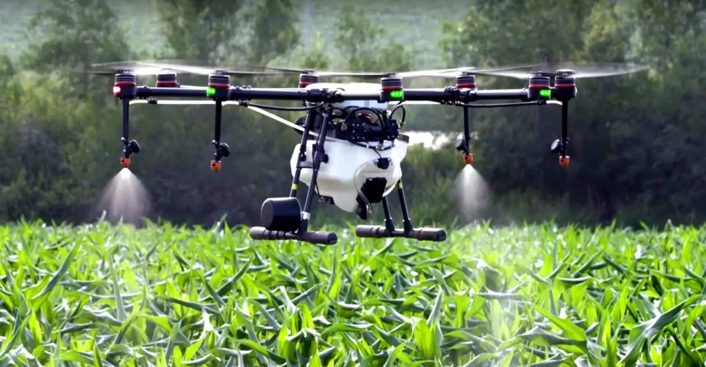 कृषी ड्रोन drone favarni yantra ही स्वयंचलित किंवा अर्धस्वयंचलित प्रणाली आहे जी पिकांच्या तपासणी,मूल्यांकन करण्यासाठी वापरली जाते
